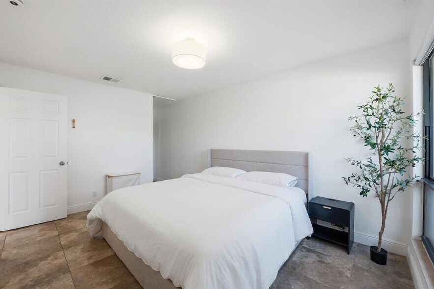 Building Photo - 2075 SW 82nd Ave