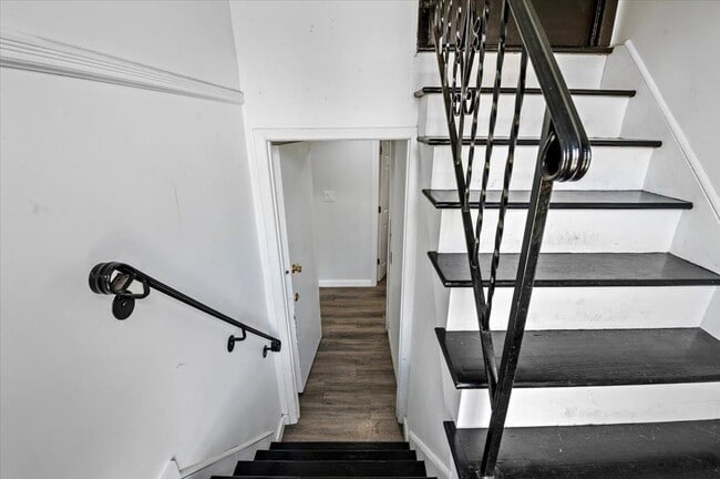 Building Photo - 570 Conklin St