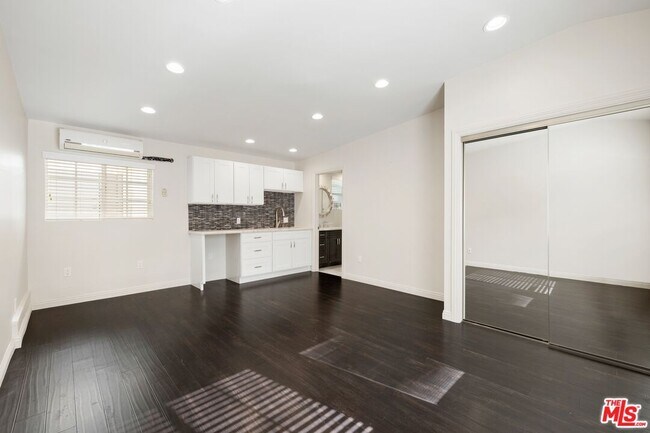 Building Photo - 120 S Poinsettia Pl