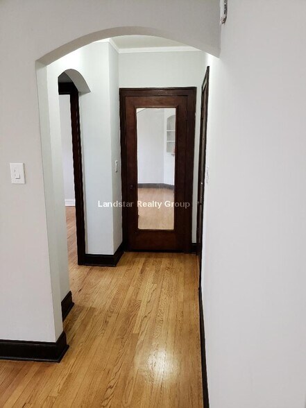 Building Photo - 5544 W Leland Ave
