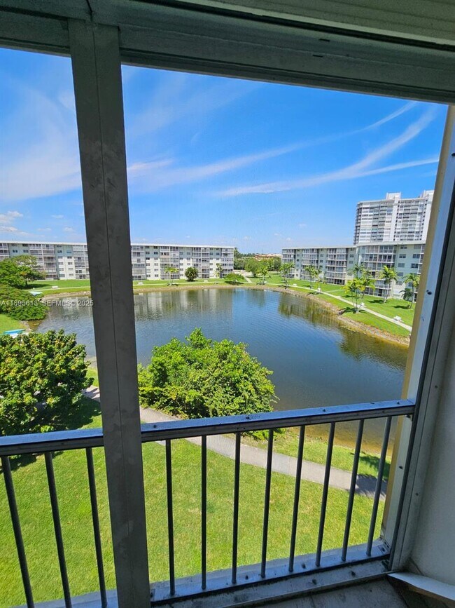 Building Photo - 2905 Point E Dr