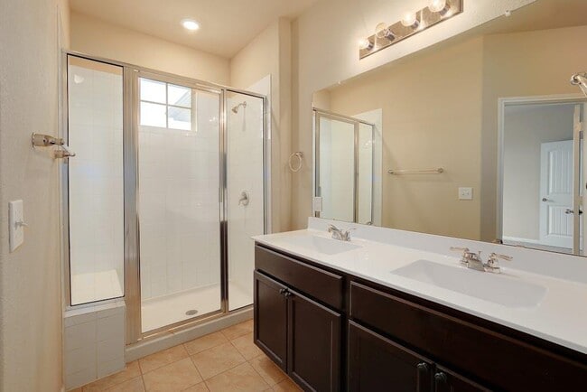 Building Photo - 2880 Donnell Dr