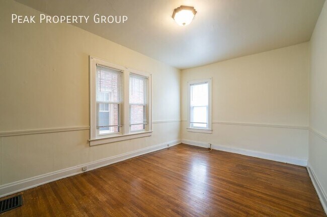 Building Photo - Available in October! Located in Grandview...
