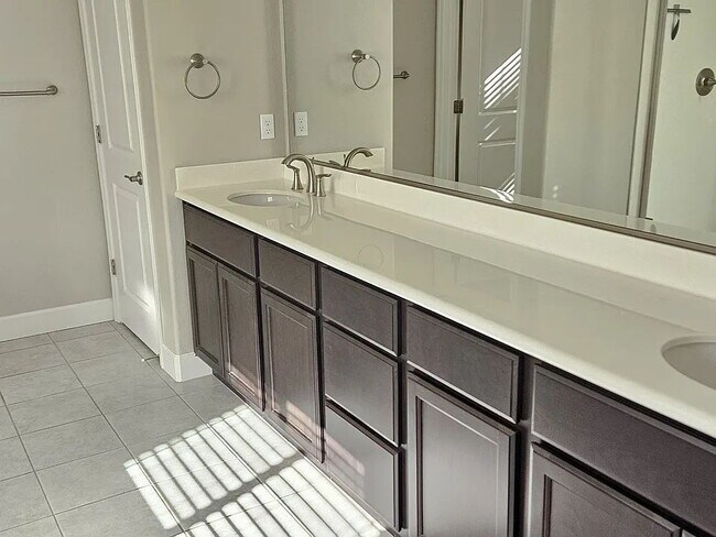 Building Photo - "Charming Copperopolis Retreat: Spacious 3-Bedroom Haven with 2.5 Baths & Cozy Fireplace!"