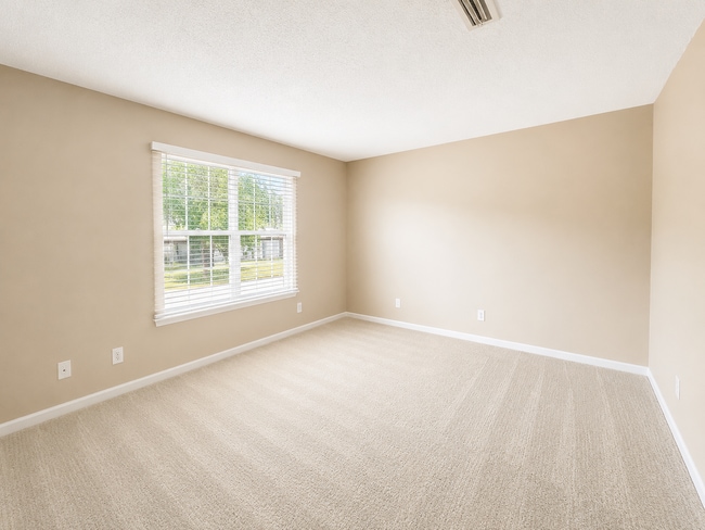 Building Photo - 5020 Thoroughbred Ln