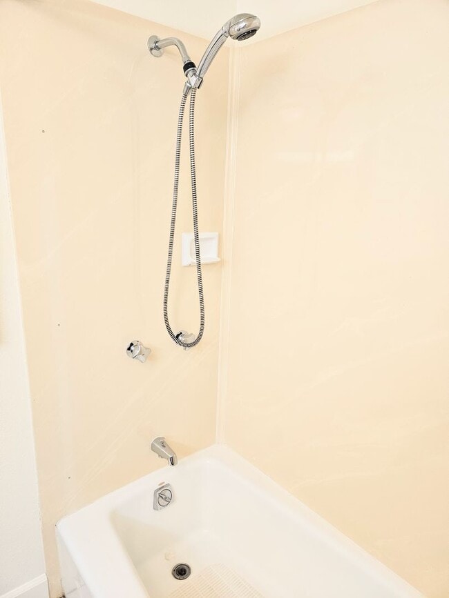 Building Photo - Niu Valley 4 Bedroom 3 Bathroom 2 Parking ...