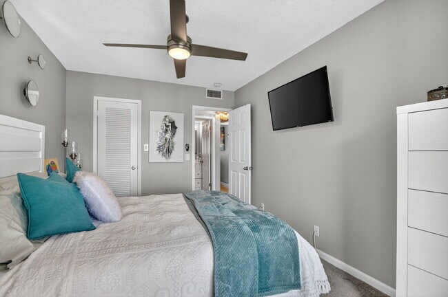 Building Photo - 585 Mansfield M