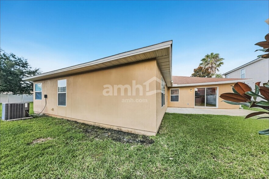 Building Photo - 12336 Deersong Dr N