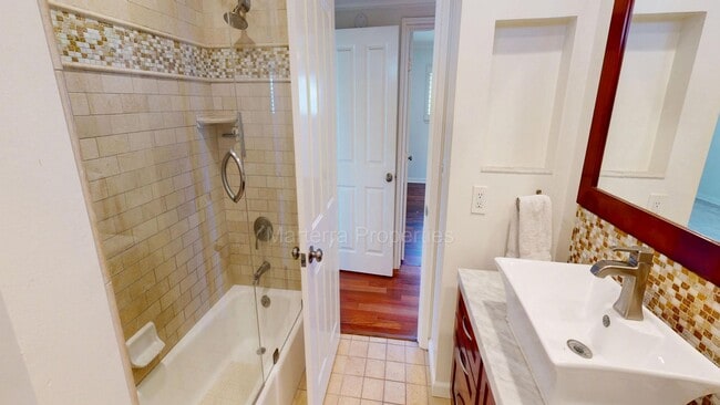 Building Photo - Large Spacious Home with a Pool!