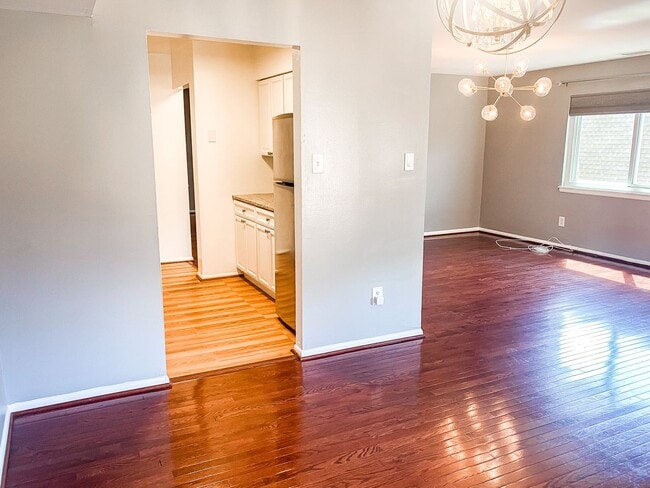 Building Photo - Stunning 3 Bed 2 Bath Condo In Much Sought After Sequoyah Community