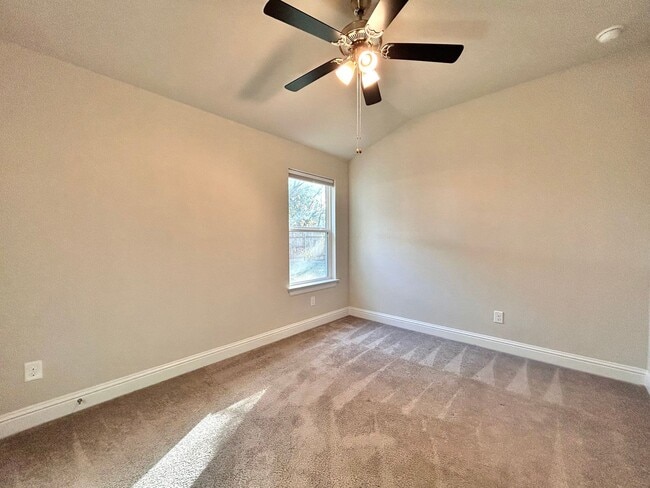 Building Photo - Charming 4/BR 2/BA Home with 2-Car Garage and Private Fenced Backyard