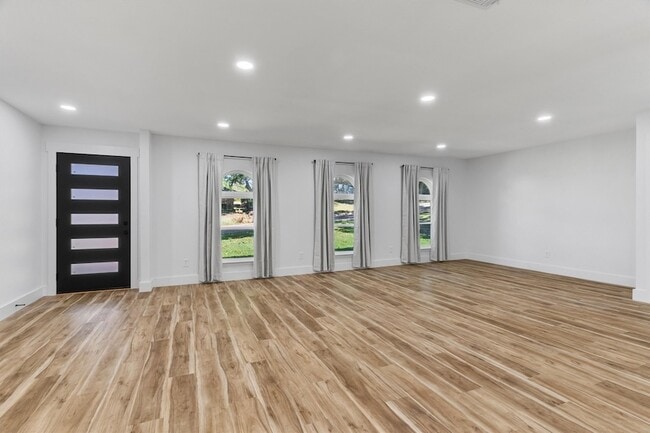 Building Photo - 219 Lakeview Dr