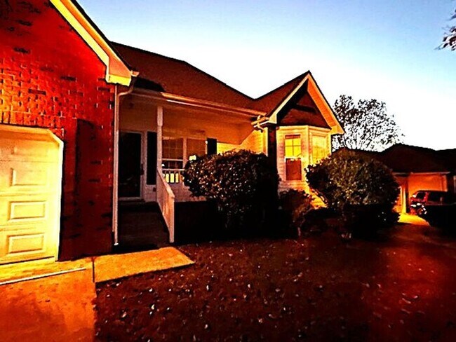 Building Photo - Mt Juliet 3 Bedroom 2 Bath Home with Fenced Backyard