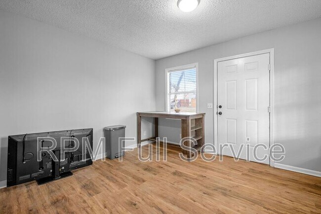 Building Photo - 1002 N Maple St