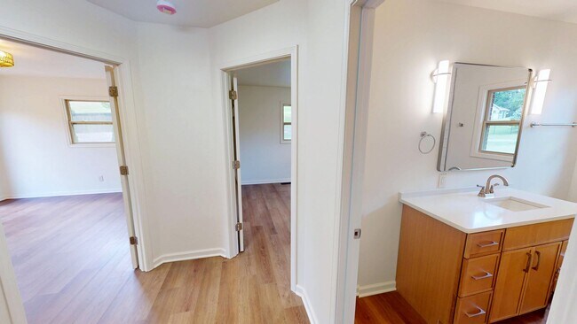 Building Photo - 424 Bridge View Ln