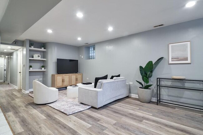 Building Photo - 3029 N Oakley Ave