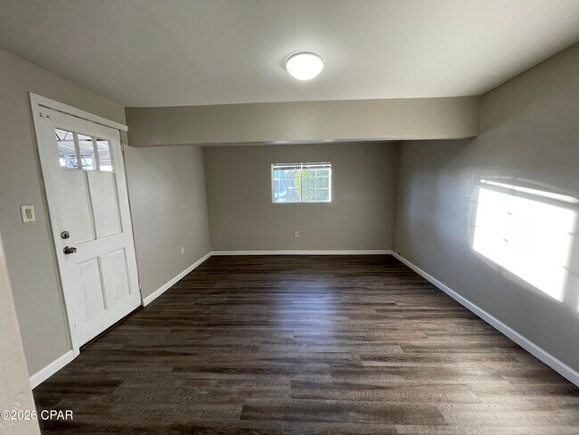 Building Photo - 1113 McKenzie Ave