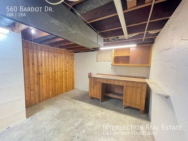 Building Photo - 560 Bardot Dr