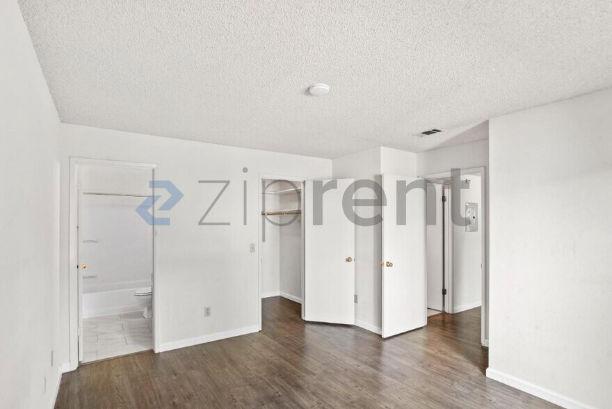Building Photo - Unit