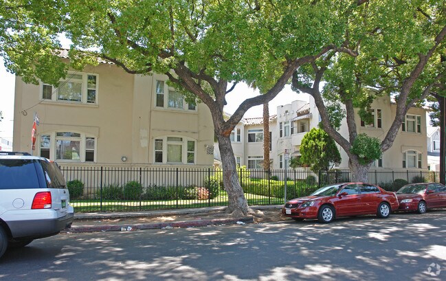 Building Photo - 2900 Francis Ave