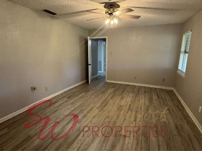 Building Photo - Well-Maintained 3 Bed / 2 Bath in Quiet Neighborhood