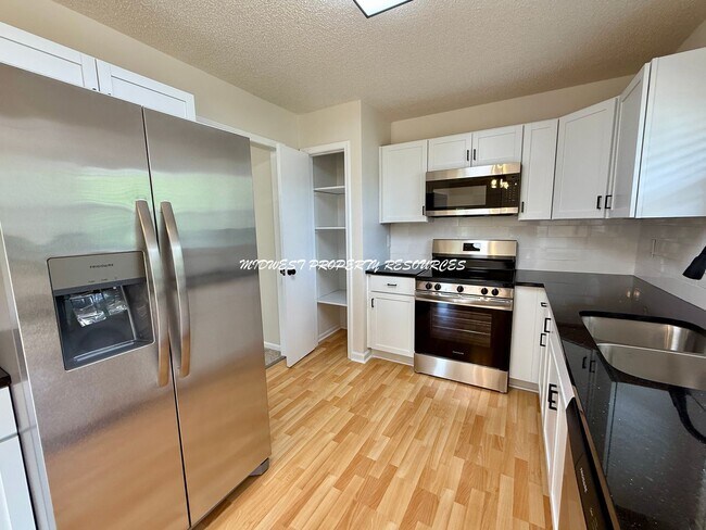 Building Photo - Amazing 3 Bedroom Home!