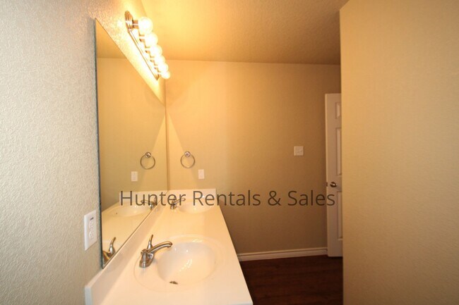 Building Photo - Spacious 2-bedroom!!!