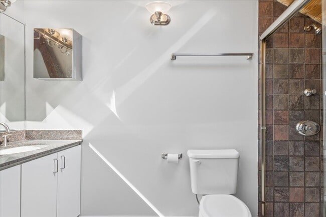 Building Photo - 1140 W Cornelia Ave