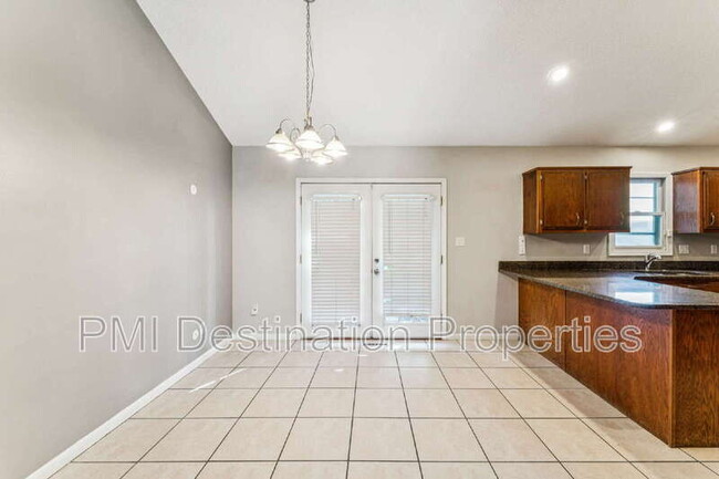 Building Photo - 525 NE Karapat Dr