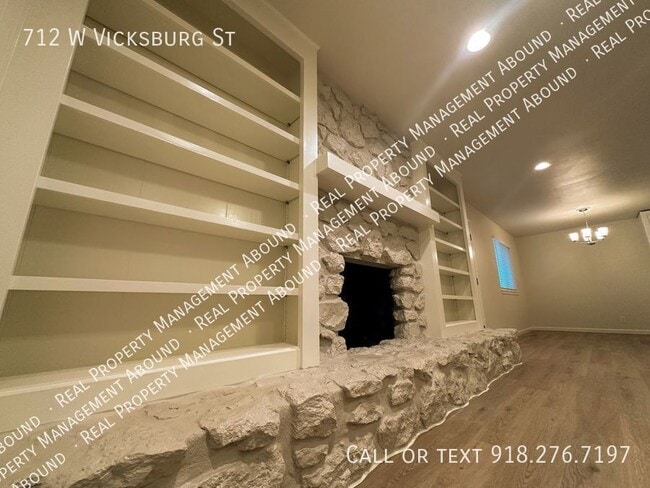 Building Photo - 712 W Vicksburg St