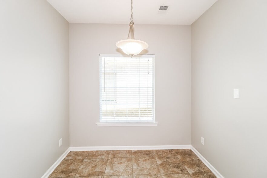 Building Photo - 10093 Woodland Hills Dr