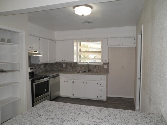 Building Photo - 1417 Oakcrest Ave