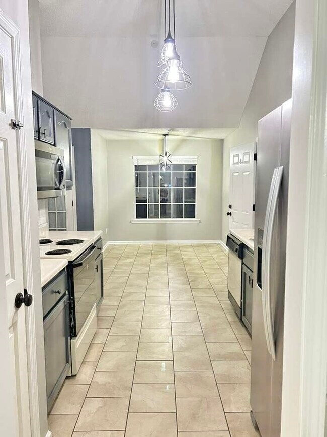 Building Photo - 9410 Garden Woods Dr