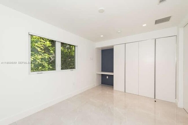 Building Photo - 1325 Bay Dr