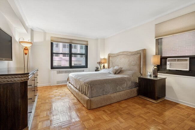 Building Photo - 135 E 54th St