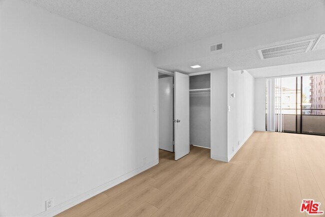 Building Photo - 10535 Wilshire Blvd