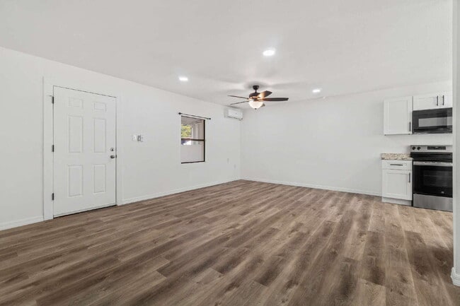 Building Photo - Spacious and Affordable 2BR, 1BA Available now in SE!