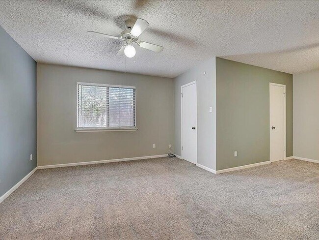 Building Photo - 10906 Meadgreen Ct