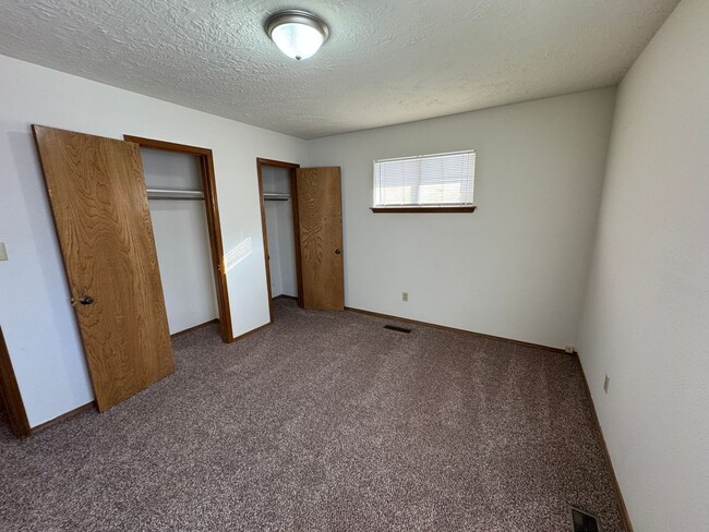 Building Photo - 3 bed, 2 bath, 2 car with 2 extra living s...