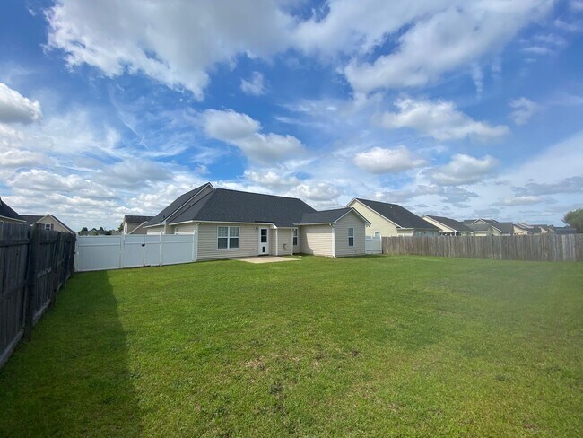 Building Photo - Great Home!  Great Location