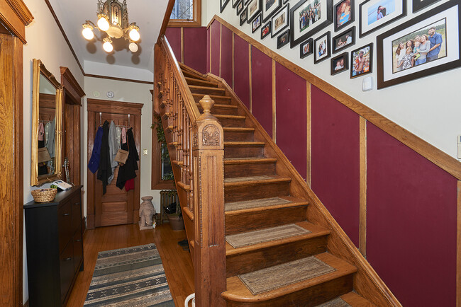 Building Photo - 1049 N Hoyne Ave