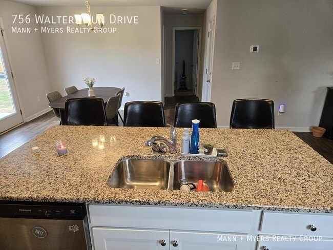 Building Photo - 756 Walters Run Dr