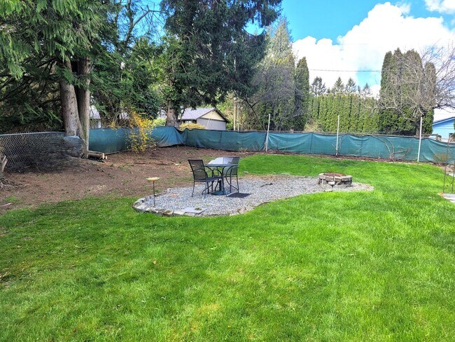 Building Photo - Spacious 3–4 Bedroom Rambler with Private Studio & Mount Baker Views