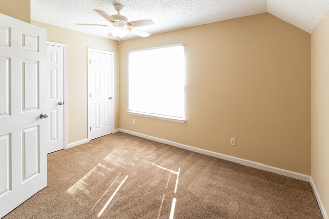 Building Photo - 1305 Pinethicket Dr