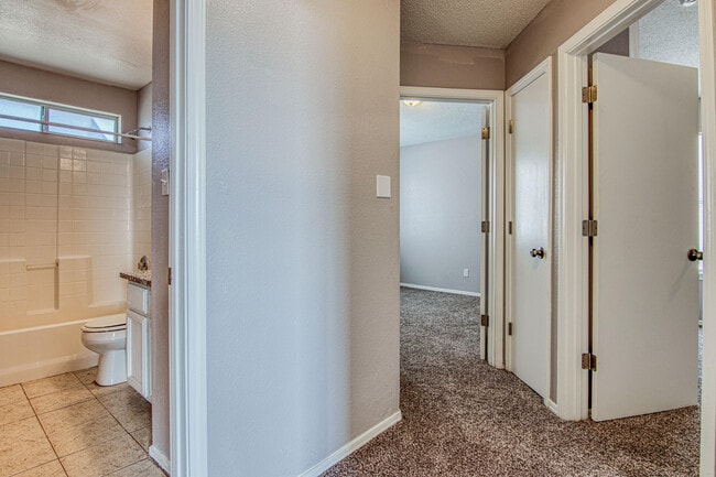 Building Photo - 2405 Tierra Humeda Dr