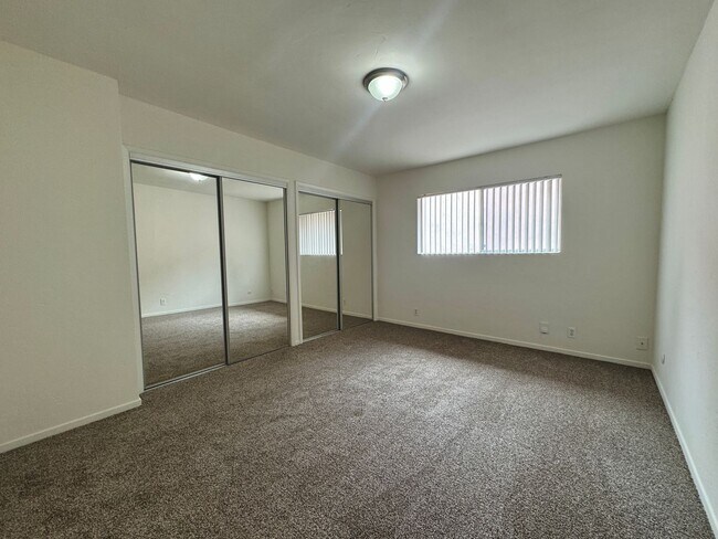 Building Photo - GREAT LOCATION! POINT LOMA 2BD/1.5BA TOWNH...