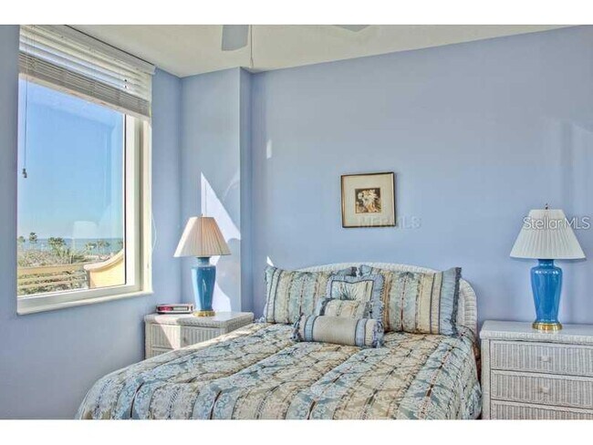 Building Photo - 800 N Tamiami Trl
