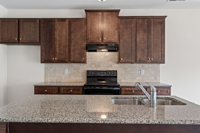 Building Photo - 3 Bedroom Townhome in Jonesboro!