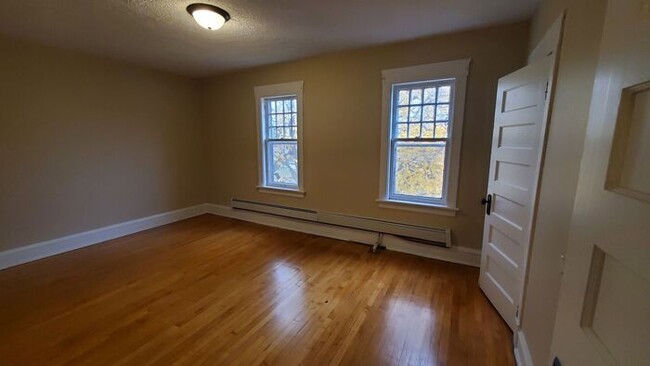 Building Photo - Beautifully Remodeled Spacious, Charming H...