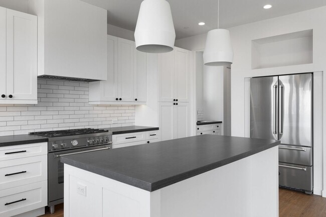 Building Photo - Modern Coastal Lease in Top of the World
